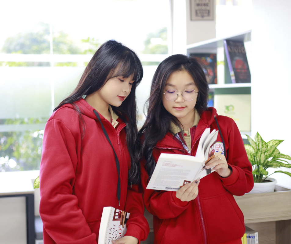 Ảnh học sinh THPT tại thư viện nhà trường